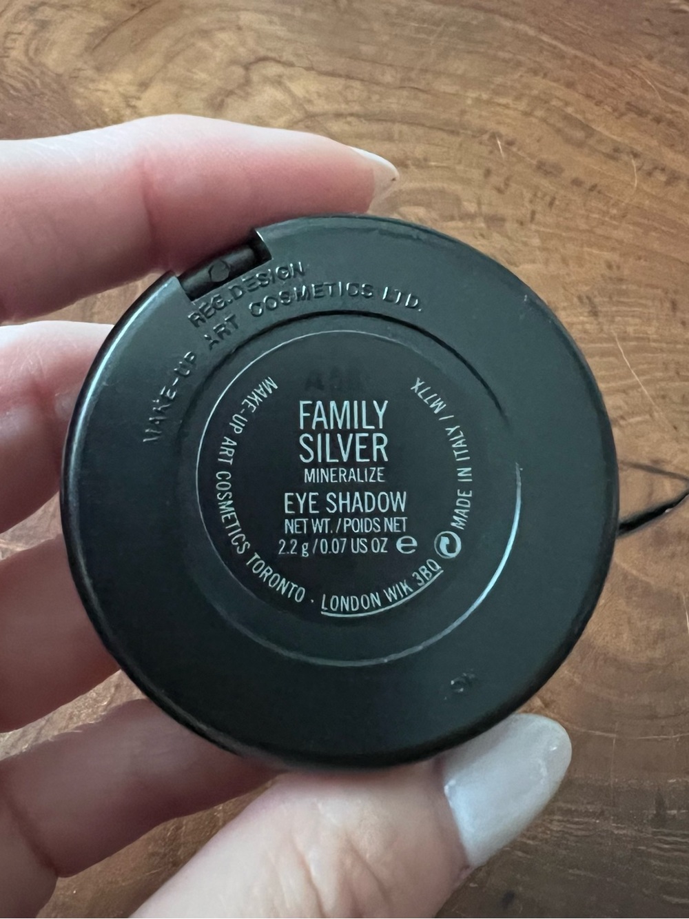 MAC Mineralize Eyeshadow - FAMILY SILVER - Picture 3 of 9